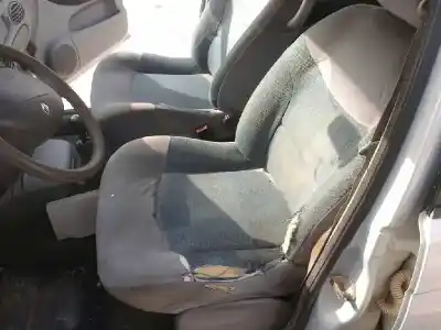 Veicolo di demolizione renault   dell'anno 2003 alimentato 