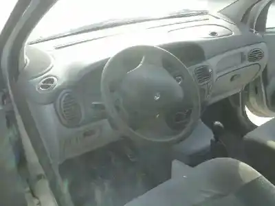 Veicolo di demolizione renault   dell'anno 2003 alimentato 
