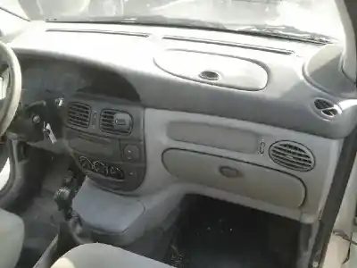 Veicolo di demolizione renault   dell'anno 2003 alimentato 