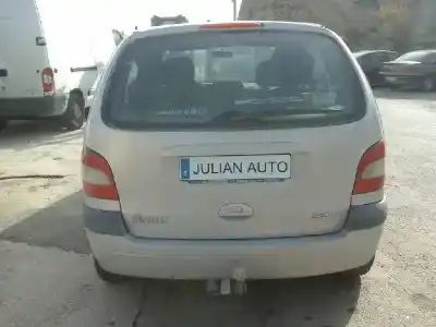 Veicolo di demolizione renault   dell'anno 2003 alimentato 