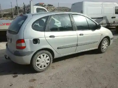 Veicolo di demolizione renault   dell'anno 2003 alimentato 