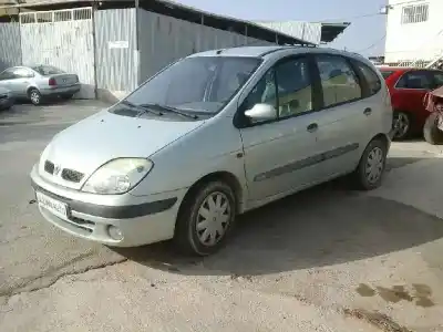 Veicolo di demolizione renault   dell'anno 2003 alimentato 