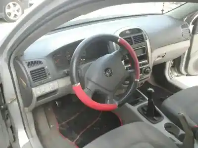 Veículo de Sucata kia cerato 2.0 ex crdi familiar do ano 2004 alimentado d4ea