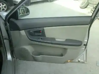 Veículo de Sucata kia cerato 2.0 ex crdi familiar do ano 2004 alimentado d4ea