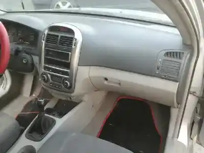 Veículo de Sucata kia cerato 2.0 ex crdi familiar do ano 2004 alimentado d4ea