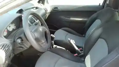 Véhicule à la ferraille peugeot                                            206 berlina                                                                                                                                                                                                                                                xs                                                                                                                                                                                                                                                         de l'année 2005 alimenté 8hz