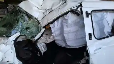 Veículo de Sucata ford transit courier combi ambiente do ano 2018 alimentado xvcc