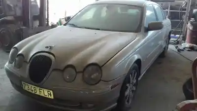 Vehicul casat jaguar s-type 3.0 v6 24v cat al anului 2000 alimentat 