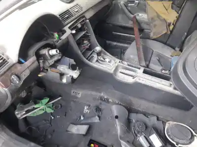 Veicolo di demolizione audi a4 berlina (8e) aym dell'anno 2002 alimentato aym