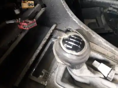 Veicolo di demolizione audi a4 berlina (8e) aym dell'anno 2002 alimentato aym