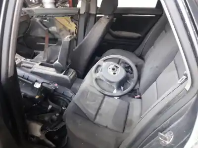 Veicolo di demolizione audi a4 berlina (8e) aym dell'anno 2002 alimentato aym