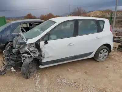 Véhicule à la ferraille renault scenic iii authentique de l'année 2001 alimenté k9k846