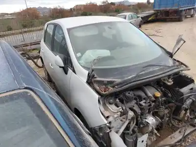 Véhicule à la ferraille renault scenic iii authentique de l'année 2001 alimenté k9k846