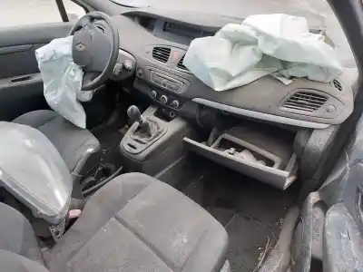 Véhicule à la ferraille renault scenic iii authentique de l'année 2001 alimenté k9k846