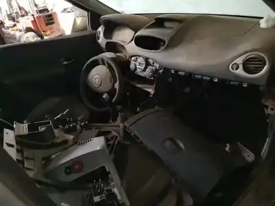 Veicolo di demolizione renault clio iii pack authentique dell'anno 2001 alimentato 