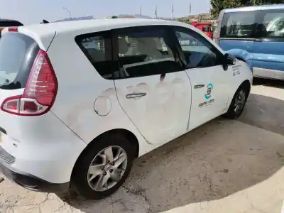 Veicolo di demolizione RENAULT MEGANE III BERLINA 5 P  dell'anno 2011 alimentato K9K J8