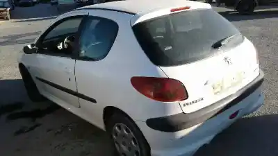 Veicolo di demolizione PEUGEOT 206 BERLINA  dell'anno 2004 alimentato 8HX