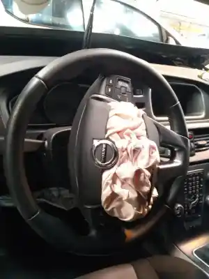 Здавання транспортного засобу volvo v40 hatchback (525) d2 року 2016 потужний 