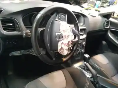 Здавання транспортного засобу volvo v40 hatchback (525) d2 року 2016 потужний 