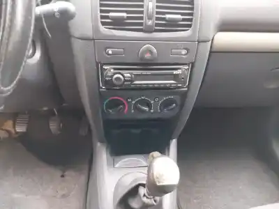 Veículo de Sucata renault clio ii caixa (sb0/1/2_) 1.5 dci do ano 2004 alimentado k9k 700