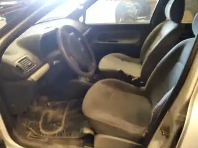 Здавання транспортного засобу renault clio ii fase ii (b/cb0) authentique року 2003 потужний k9k a7