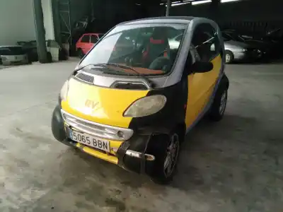 Véhicule à la ferraille microcar smart  de l'année 2000 alimenté 