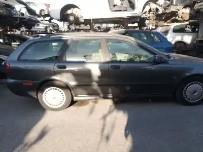 Scrapping Vehicle VOLVO V40 RANCHERA FAMILIAR (645)  of the year 2002 powered D 4192 T3