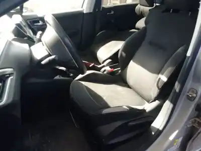 Здавання транспортного засобу PEUGEOT 208 I (CA_, CC_)  року 2015 потужний 8H01
