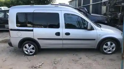 Véhicule à la ferraille corsa                                              combo                                                                                                                                                                                                                                                      corsa c familiar                                                                                                                                                                                                                                           de l'année 2004 alimenté 