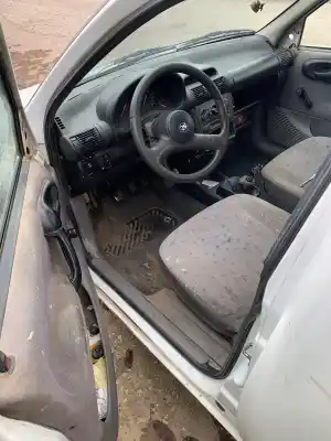 Véhicule à la ferraille corsa                                              combo                                                                                                                                                                                                                                                      corsa c familiar                                                                                                                                                                                                                                           de l'année 1993 alimenté 