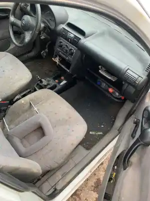Véhicule à la ferraille corsa                                              combo                                                                                                                                                                                                                                                      corsa c familiar                                                                                                                                                                                                                                           de l'année 1993 alimenté 