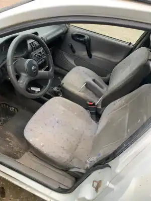 Véhicule à la ferraille corsa                                              combo                                                                                                                                                                                                                                                      corsa c familiar                                                                                                                                                                                                                                           de l'année 1993 alimenté 