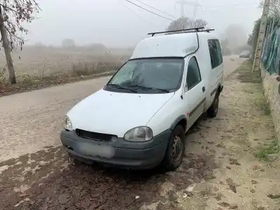 Véhicule à la ferraille corsa                                              combo                                                                                                                                                                                                                                                      corsa c familiar                                                                                                                                                                                                                                           de l'année 1993 alimenté 