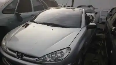 Veicolo di demolizione peugeot 206 cc cc dell'anno 2004 alimentato nfu