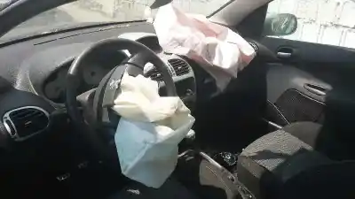 Veicolo di demolizione peugeot 206 cc cc dell'anno 2002 alimentato nfu