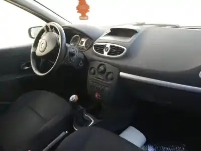 Véhicule à la ferraille renault clio iii authentique de l'année 2007 alimenté k9k766