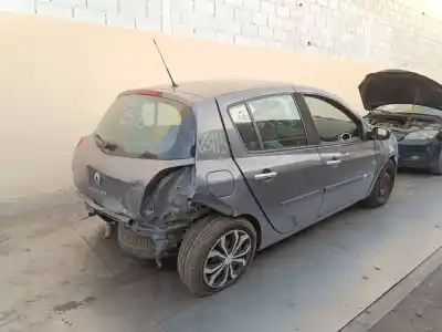 Véhicule à la ferraille renault clio iii authentique de l'année 2007 alimenté k9k766