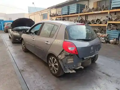 Véhicule à la ferraille renault clio iii authentique de l'année 2007 alimenté k9k766