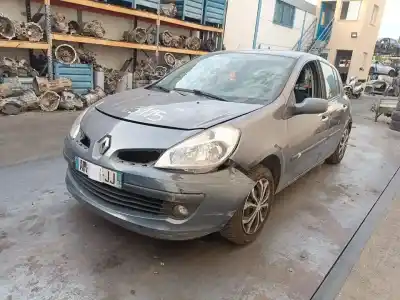 Véhicule à la ferraille renault clio iii authentique de l'année 2007 alimenté k9k766