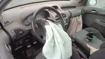 Veículo de Sucata peugeot 206 cc cc do ano 2002 alimentado rfn