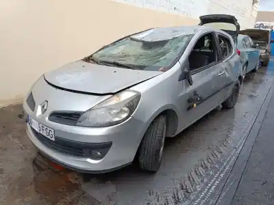 Véhicule à la ferraille renault clio iii luxe privilege de l'année 2006 alimenté k9k766