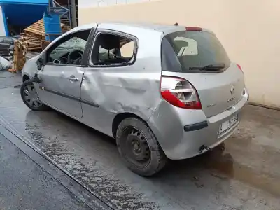 Véhicule à la ferraille renault clio iii luxe privilege de l'année 2006 alimenté k9k766