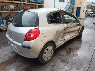 Véhicule à la ferraille renault clio iii luxe privilege de l'année 2006 alimenté k9k766