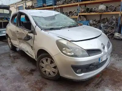 Véhicule à la ferraille renault clio iii luxe privilege de l'année 2006 alimenté k9k766