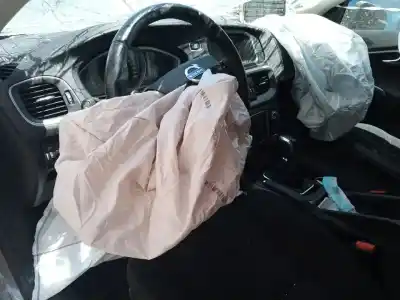 Veículo de Sucata volvo v40 kinetic do ano 2014 alimentado d4162t