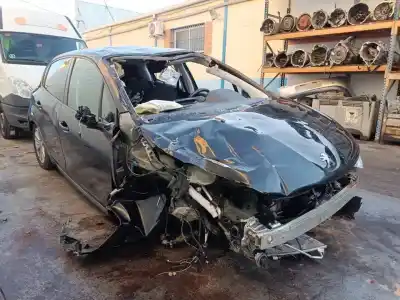 Veicolo di demolizione PEUGEOT 208 Style dell'anno 2019 alimentato HM05