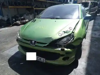 Veicolo di demolizione peugeot 206 cc cc dell'anno 2003 alimentato nfu