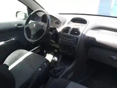 Veicolo di demolizione peugeot 206 cc cc dell'anno 2003 alimentato nfu