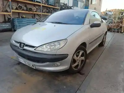 Veicolo di demolizione peugeot 206 cc cc dell'anno 2001 alimentato nfu