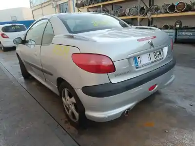 Veicolo di demolizione peugeot 206 cc cc dell'anno 2001 alimentato nfu